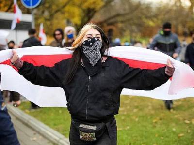 Схватил за волосы и потащил в бус: в Минске ОМОН задержал девушек с бело-красно-белым флагом (фото)