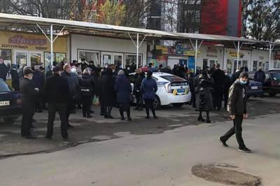 Правоохранители заблокировали рынки Львова из-за "карантина выходного дня"