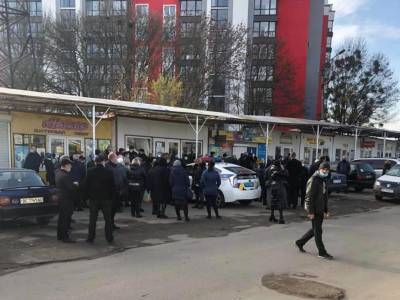 "Карантин выходного дня". Во Львове полиция заблокировала работу крупнейших рынков