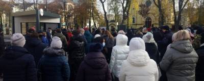 В Ровно люди вышли на протест из-за карантина выходного дня: фото, видео