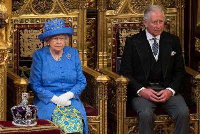 Королева Елизавета поделилась трогательными фото с принцем Чарльзом в день его рождения