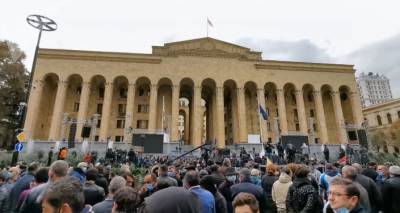 Место встречи изменить нельзя - новый митинг оппозиции у здания парламента Грузии