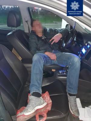 В Ровно пьяный водитель после ДТП притворился спящим