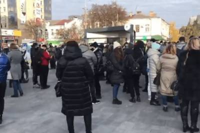 В Ровно предприниматели вышли на протест против карантина выходного дня. Видео