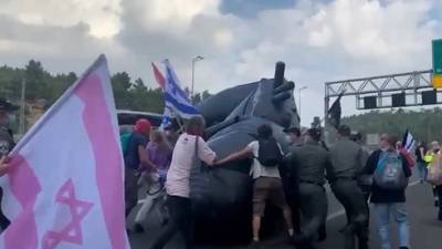 Видео: митинг против Нетаниягу закончился дракой с полицией возле Иерусалима