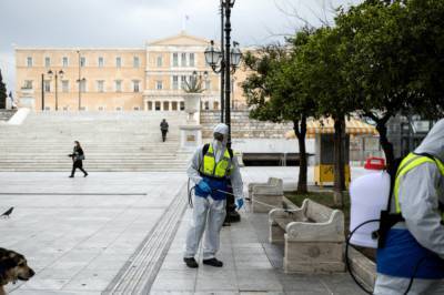 Греция закрывает школы из-за критической ситуации с COVID-19