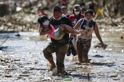 На Филиппинах прошел мощный тайфун Вамко: десятки жертв – фото, видео