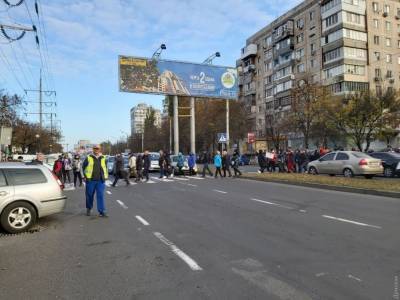 Одесситы протестуют против карантина выходного дня: предприниматели перекрыли дорогу