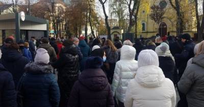 "Ставят нас на грань закрытия": в Ровно предприниматели протестуют из-за карантина выходного дня (3 фото)