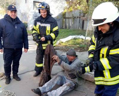 В Одессе 5 спасателей вытаскивали мужчину из канализации