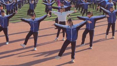Китайские школьники изучают историю своей страны в ритме народных танцев.