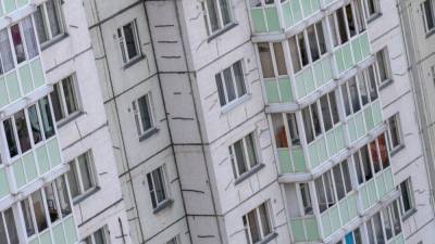 Мужчина выпал из окна многоэтажки в Перми