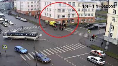 Мужчина внезапно упал и умер на улице в Петрозаводске (ВИДЕО)
