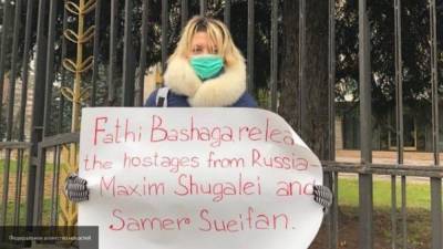 Москвичка вышла с пикетом в поддержку Шугалея в День социолога