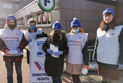 Волонтеры раздали маски жителям Луги и Тихвина - online47.ru - Луга - район Тихвинский