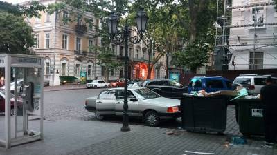 В Одессе протестующие против «карантина выходного дня» перекрыли дорогу