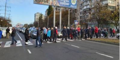 Протест против карантина выходного дня: в Одессе торговцы одеждой перекрыли дорогу возле Киевского рынка — фото