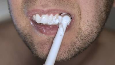 Как безопасно отбелить зубы: советы врача
