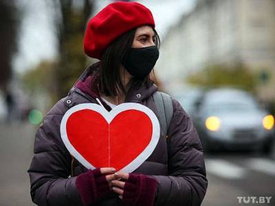 Протестующие белоруски прошли марш-броском по оцепленному силовиками Минску (фото)