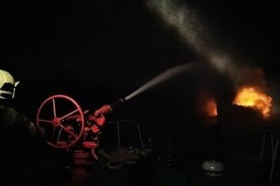В Киеве сгорела 20-метровая яхта, на которой были люди: видео и фото мощного пожара