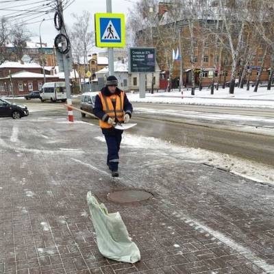 В Ульяновске дорожники обрабатывают реагентами тротуары и проезжую часть