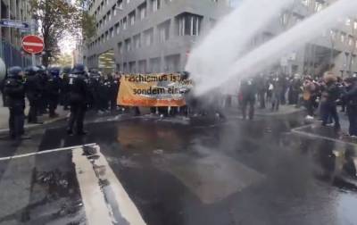 Во Франкфурте полиция водометами разгоняет акцию против карантина