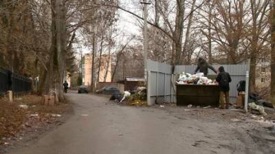 Обновленная контейнерная площадка на пр-те Победы обрастает мусором