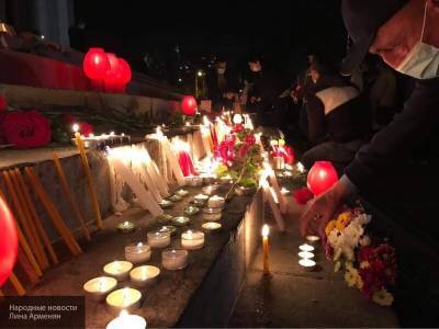 Жители Еревана зажгли тысячи свечей в память о погибших в Карабахе