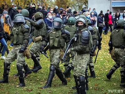 «Заставляли приседать без трусов, бежать гуськом и показывать промежность»: задержанные в Минске рассказали о зверствах силовиков