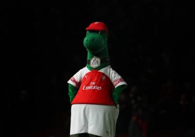 «Арсенал» снова налажал с Гуннерзавром. Вернул маскота, но заменил человека, который работал в костюме 27 лет