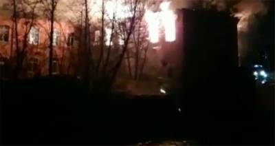 Площадь пожара в жилом доме в Красноармейске увеличилась до 1000 кв метров