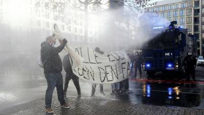 Митинги против карантина во Франкфурте: полиция разогнала людей водометами – видео