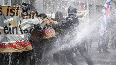 Полиция ФРГ применила водометы во Франкфурте-на-Майне во время акции против карантина