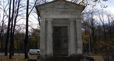 Звезда Голливуда Элизабет Херли две недели провела "на кладбищах" в Латвии