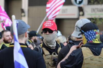 Сторонники Трампа оттеснили его противников с площади в центре Вашингтона