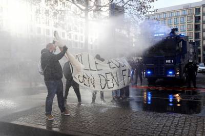 В Германии митинг противников карантина разогнали водометами