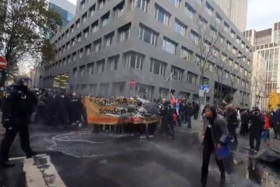 Полиция Франкфурта применила водометы против участников антикарантинной акции