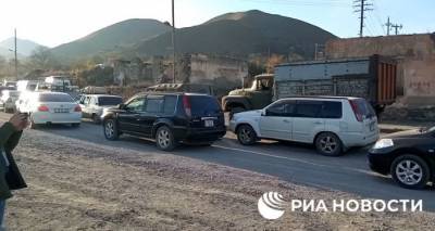 Карабахцы вывозят вещи из Карвачара. На дороге образовалась многокилометровая очередь