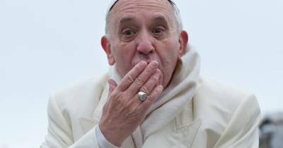 Папа римский лайкнул фотографию полуголой модели, но потом передумал