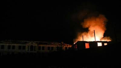 Покидающие Нагорный Карабах жители сжигают свои дома