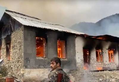 Жители переданных Азербайджану районов Карабаха начали сжигать свои дома