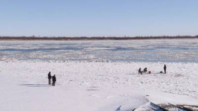 Любители зимней рыбылки выходят на лед