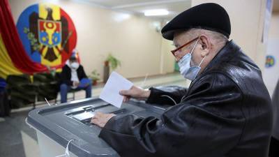 Второй тур выборов президента начался в Молдавии