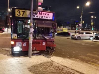 В Екатеринбурге в массовом ДТП с автобусом пострадали женщина и ребенок
