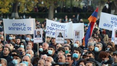 Как Пашинян, согласившись на прекращение войны в Карабахе, стал национальным изгоем?