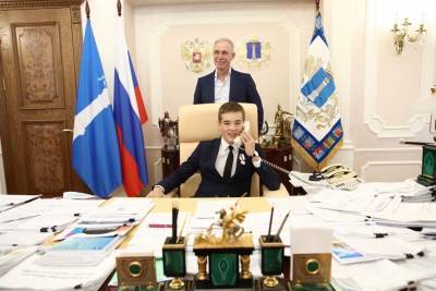 Губернатор Сергей Морозов провел экскурсию по своему кабинету и наградил школьников за победы