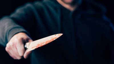 Бездомный ранил подростка ножом в Петербурге