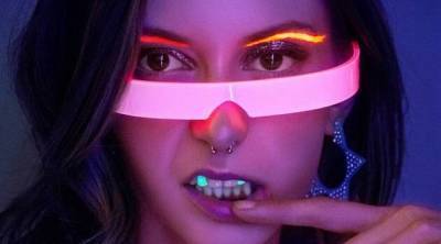 Разноцветный лак для зубов — новый странный бьюти-тренд, который завоевал Инстаграм