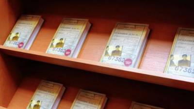 Луганщина получила сотни бесплатных экземпляров книги "Дело Василия Стуса" Вахтанга Кипиани