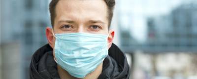 Медик запретил жителям Петербурга стирать и гладить медицинские одноразовые маски